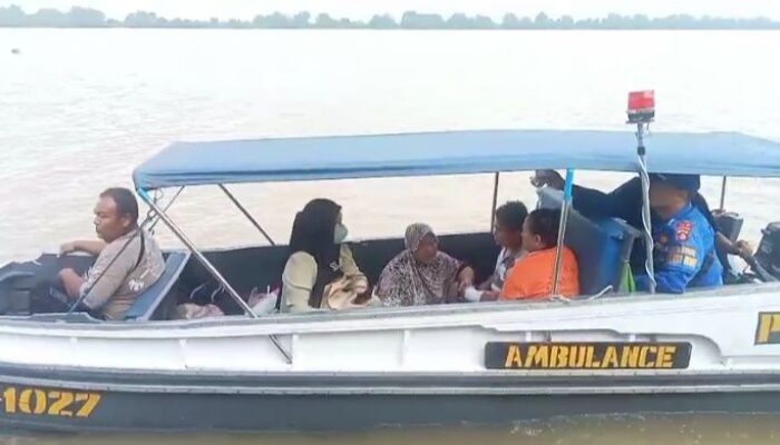 Polairut Polda Sumsel Transformasi Kapal Patroli Jadi Ambulans Apung, Selamatkan Warga Terisolasi.