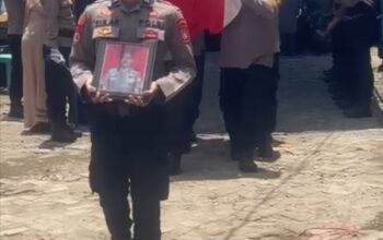 Prosesi Pemakaman Purnawirawan Polri IPDA Sudirman Tinri Berlangsung Penuh Penghormatan