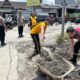 Polisi dan Warga Bersinergi, Polsek Somba Opu Gotong Royong Perbaiki Jalan Berlubang di Bundaran Samata.