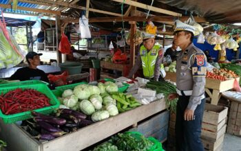 Dirlantas Blusukan ke Pasar Tradisional Mamuju, Pantau Stabiltas Harga dan Bantu Ekonomi Pedagang Kecil