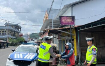 Jumat Berkah, Ditlantas Polda Sulbar Bagikan Makanan Gratis Sasar Ojol, Tukang Becak, dan Tukang Parkir