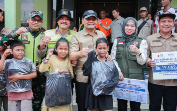 Gubernur Jateng Tinjau Korban Banjir Di Demak