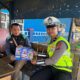 Sosialisasi Masif Keselamatan, Ditlantas Polda Sulbar Bagikan Leaflet dan Edukasi Pengguna Jalan