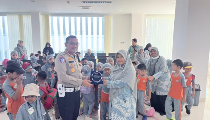 Polisi Sahabat Anak, Ditlantas Polda Sulbar Tanamkan Budaya Tertib Lalu Lintas Sejak Dini