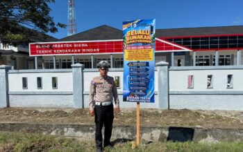 Wujudkan Keselamatan Berlalu Lintas, Ditlantas Polda Sulbar Pasang Banner Himbauan di Sejumlah Titik Mamuju