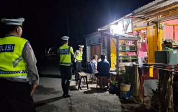 Patroli Tertib Berkeselamatan, Ditlantas Polda Sulbar Gencarkan Edukasi di Malam Hari