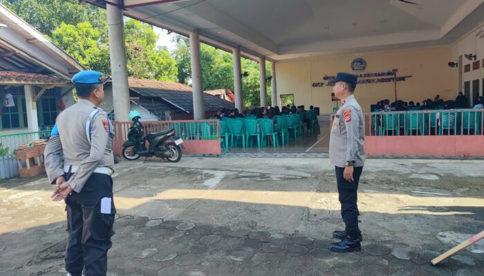 Anggota ​Polsek Rangkasbitung Polres Lebak Melaksanakan Pengamanan Kenaikan Isa Almasih di Gereja Pasundan