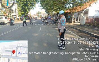 Anggota ​Polsek Rangkasbitung Polres Lebak Melaksanakan Giat Gatur Lalin Depan Gereja Pasundan di Jalan Sunan Kalijaga