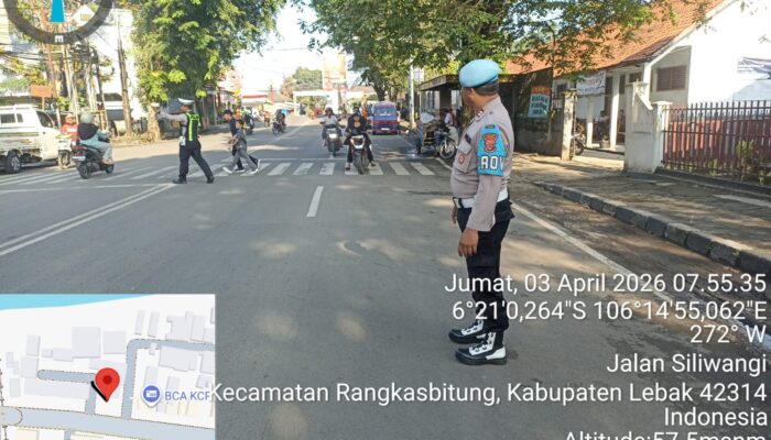 Anggota ​Polsek Rangkasbitung Polres Lebak Melaksanakan Giat Gatur Lalin Depan Gereja Pasundan di Jalan Sunan Kalijaga