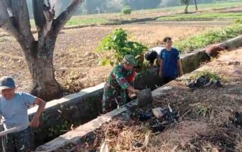 Sinergi Babinsa dan Masyarakat, Lingkungan Jadi Bersih