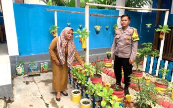 Gerakan Pekarangan Produktif, Bhabinkamtibmas Polsek Banggae Dorong Warga Manfaatkan Pekarangan Jadi Sumber Pangan Mandiri