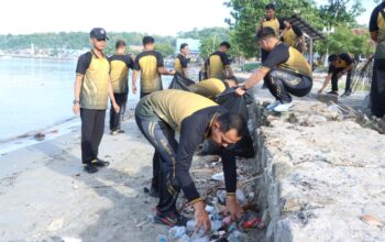Wakapolres Majene Pimpin Aksi Jalan Pagi Sambil Pungut Sampah, Wujud Nyata Peduli Lingkungan