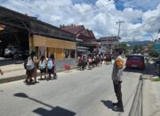 Sigap Atur Lalu Lintas di Jam Pulang Sekolah, Personel Polsek Mamasa Ciptakan Situasi Aman dan Lancar