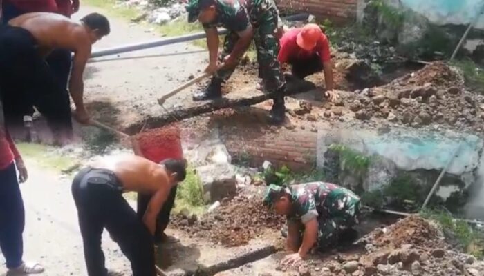 Atasi Krisis Air Bersih, Babinsa Wonorejo dan Warga Gotong Royong Pasang Pipa di Dusun Sumbergentong