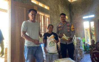 Bhabinkamtibmas Tabulahan Kawal Penyaluran Bantuan Beras dan Minyak Goreng, Pastikan Tepat Sasaran dan Kondusif