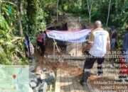 Polri Untuk Masyarakat,Anggota Polsek Rangkasbitung Gotong Royong Bangun Jembatan Merah Putih Presisi di Kampung Cikaduen