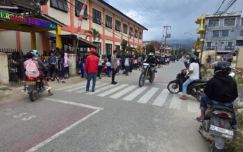 Polisi Sigap Atur Lalu Lintas Saat Jam Pulang Sekolah, Situasi Mamasa Tetap Aman dan Lancar