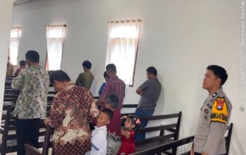 Polsek Mambi Hadir di Tengah Jemaat, Amankan Ibadah Minggu di Mehalaan dengan Penuh Kehangatan