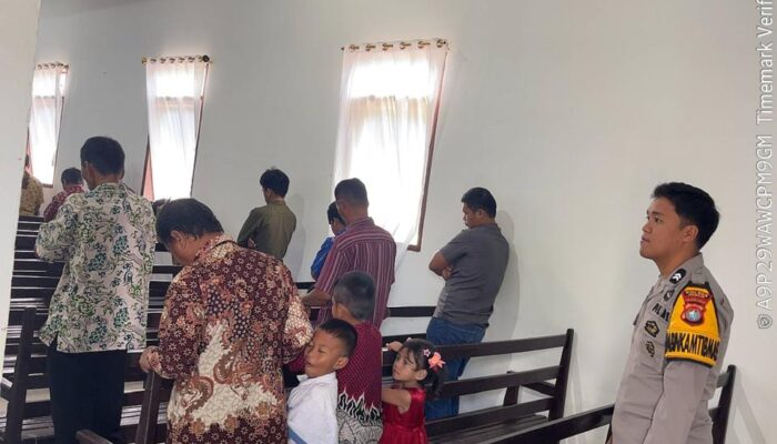 Polsek Mambi Hadir di Tengah Jemaat, Amankan Ibadah Minggu di Mehalaan dengan Penuh Kehangatan