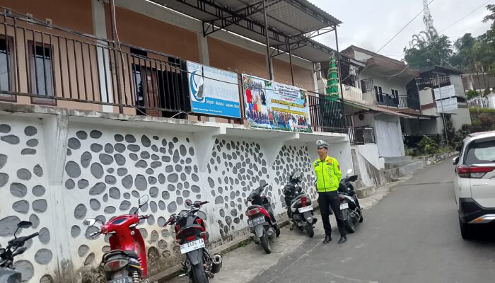 Patroli Minggu Pagi, Sat Lantas Polres Mamasa Jaga Ketertiban Lalu Lintas di Sekitar Gereja