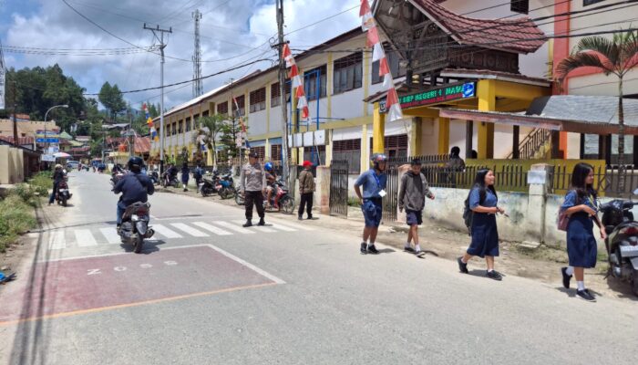 Polsek Mamasa Sigap Atur Lalu Lintas Jam Pulang Sekolah, Situasi Aman dan Kondusif