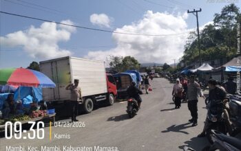 Personel Polsek Mambi Laksanakan Pengamanan dan Pengaturan Lalu Lintas di Pasar Mambi, Situasi Aman dan Kondusif