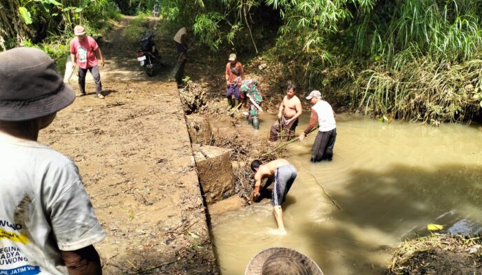 Antisipasi Banjir, Babinsa Koramil Bakung Ajak Warga Kerja Bakti Bersihkan Sungai