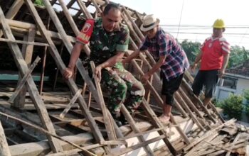 Bantu Perbaiki Atap Rumah Warga Lansia, Wujud Babinsa Bendogrit Peduli Terhadap Kesulitan Rakyat