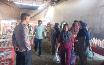 Bhabinkamtibmas Bambalamotu Amankan dan Atur Lalin di Randomayang