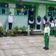 Bhabinkamtibmas Polsek Banggae Jadi Pembina Upacara, Tanamkan Disiplin dan Anti-Bullying di MI DDI Segeri Majene
