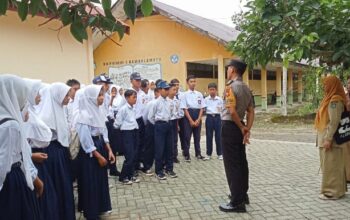 Cegah Kenakalan Remaja, Bhabinkamtibmas Sambangi SMPN 1 Bambalamotu dan Beri Edukasi Kamtibmas