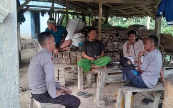 Jelang May Day, Bhabinkamtibmas Aktif Sambangi Warga dan Perkuat Kamtibmas di Desa Ako