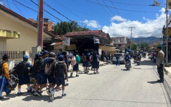 Polsek Mamasa Sigap Atur Lalu Lintas, Jam Pulang Sekolah Tetap Aman dan Lancar