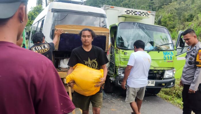 Dua Truk Hino Bertabrakan di Tikungan Rippung, Arus Polewali–Mamasa Sempat Terganggu