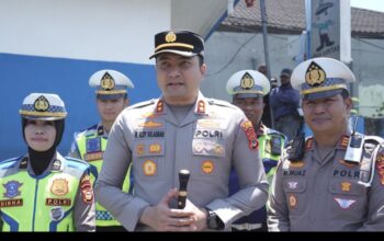 Peduli Keselamatan, Kapolres Gowa Turun Langsung Bagikan Helm Gratis di Jalan