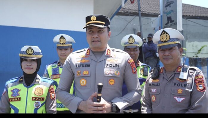 Peduli Keselamatan, Kapolres Gowa Turun Langsung Bagikan Helm Gratis di Jalan