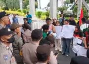 DEMO MEMBARA DI SIANTAR! Massa Tembus Barikade, Sekda Junaedi Sitanggang Didemo Habis-habisan 