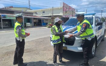 Jumat Penuh Berkah, Ditlantas Polda Sulbar Bagikan Makanan Gratis untuk Ojol dan Tukang Becak