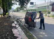 Jumat Berkah, Ditlantas Polda Sulbar Kembali Hadir di Tengah Masyarakat Berbagi Makanan Gratis