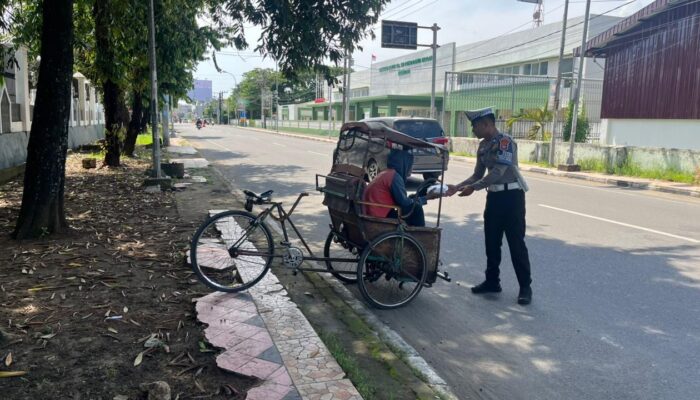 Jumat Berkah, Ditlantas Polda Sulbar Kembali Hadir di Tengah Masyarakat Berbagi Makanan Gratis
