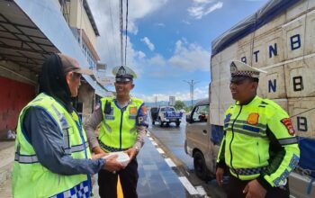 Jumat Berkah: Ditlantas Polda Sulbar Tebar Kebaikan, Berbagi Rezeki dengan Ojol, Tukang Becak dan Juru Parkir