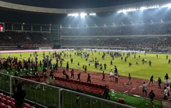 Ricuh di Stadion Lukas Enembe: Persipura Gagal Promosi, Suporter Mengamuk dan Fasilitas Rusak