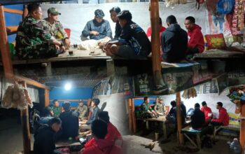 Tingkatkan Keamanan Lingkungan, Babinsa Puspo Aktif Dampingi Siskamling Warga