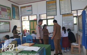 Bhabinkamtibmas Polsek Mambi Dampingi Tim Kesehatan Puskesmas Mehalaan Periksa Kesehatan Siswa SD