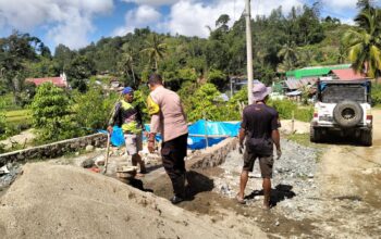 Bhabinkamtibmas Polsek Mambi Hadir di Tengah Warga, Pantau Gotong Royong Perbaikan Jalan ke TPU