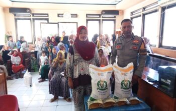 Bhabinkamtibmas Polsek Pamboang Kawal Penyaluran Bantuan Pangan CBP 2026 di Desa Bababulo