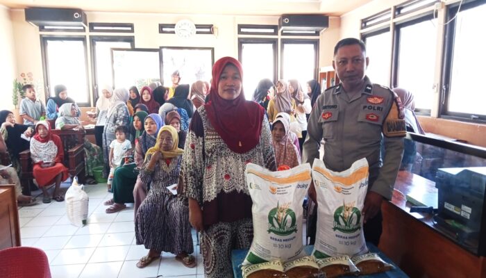 Bhabinkamtibmas Polsek Pamboang Kawal Penyaluran Bantuan Pangan CBP 2026 di Desa Bababulo