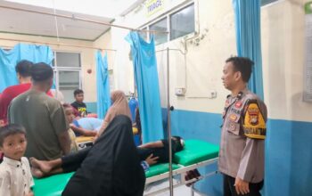 Respon Cepat Polsek Pamboang Tangani Kecelakaan di Poros Majene-Mamuju, Dua Korban Dievakuasi ke Puskesmas