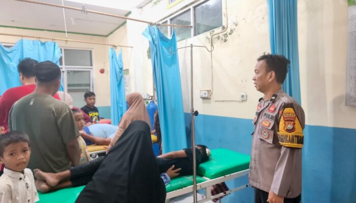 Respon Cepat Polsek Pamboang Tangani Kecelakaan di Poros Majene-Mamuju, Dua Korban Dievakuasi ke Puskesmas