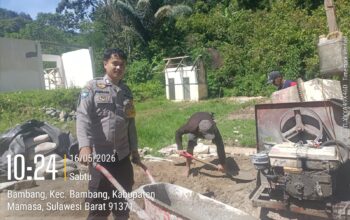 Bhabinkamtibmas polsek mambi perkuat kebersamaan melalui gotong royong di desa bambang